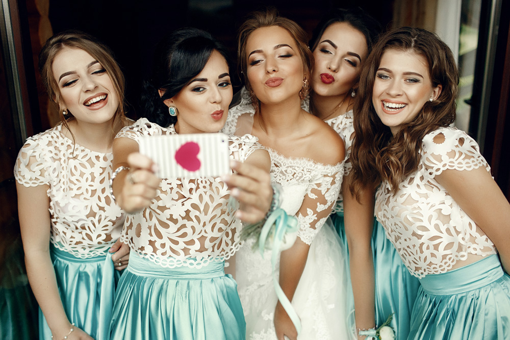 5 bridesmaids taking a selfie at a wedding