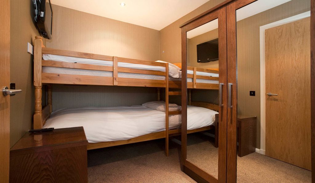 Children's bedroom with bunk beds in a Retreat Family Room at Kingsmills Hotel