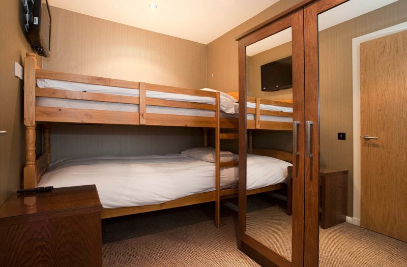 Children's bedroom with bunk beds in a Retreat Family Room at Kingsmills Hotel