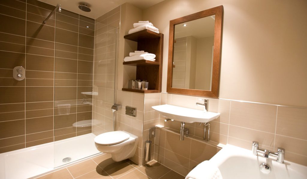 A bathroom in a Cocoon Room at Kingsmills Hotel