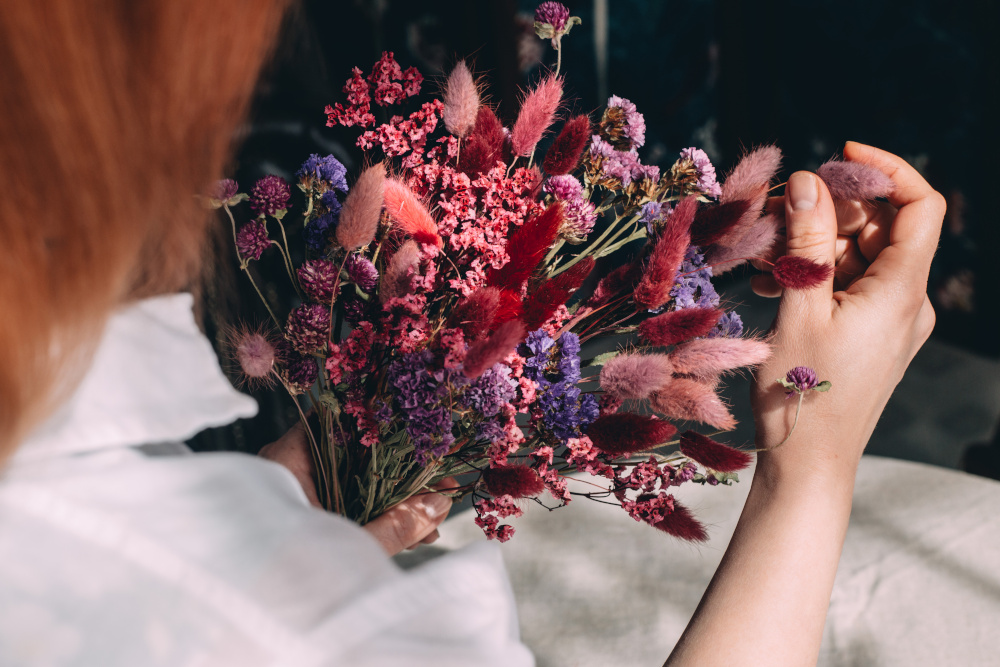 A florist makes up a bouquet of flowers