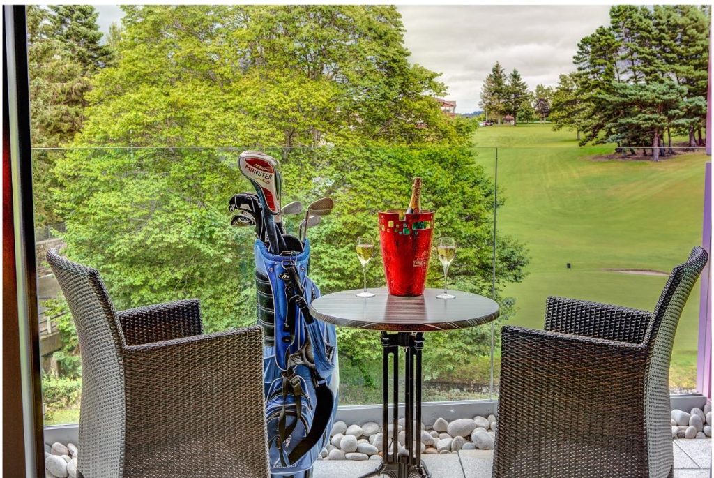 Golf Bag & Champagne Bucket on a Retreat Room balcony.