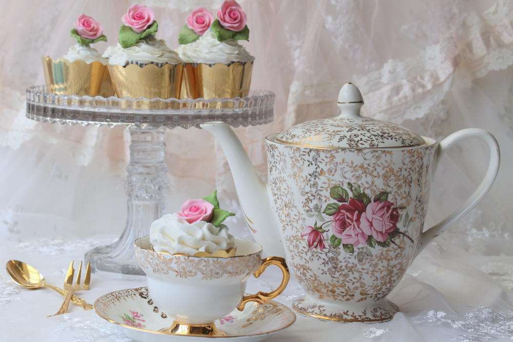 Vintage tea cup, teapot and cupcake stand