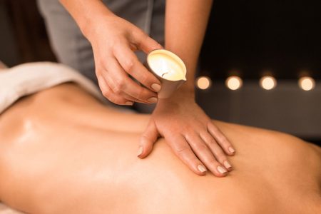 Relaxing hot candle massage at the Kingsclub Spa