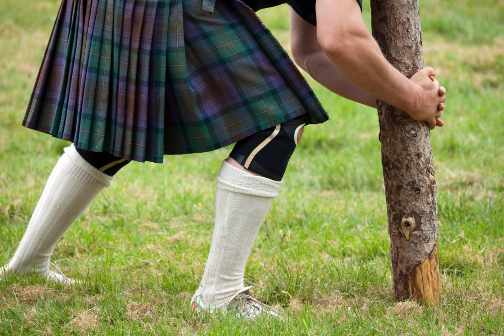 Competitor wearing a kilt about to list a caber