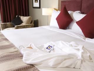 1533639622Cocoonkingbedandrobe2 1533639622Cocoonkingbedandrobe2